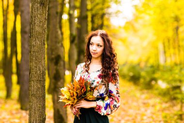 Sonbaharın güzel zarif kadın