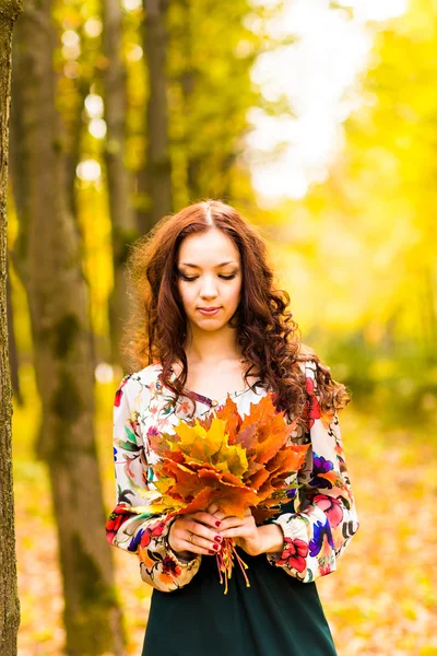 Belle femme élégante en automne — Photo