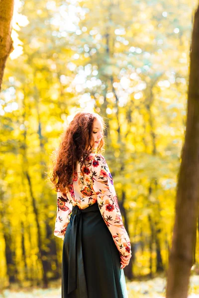 Mulher elegante bonita no outono — Fotografia de Stock