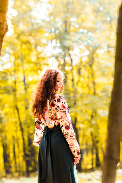 Schöne elegante Frau im Herbst — Stockfoto