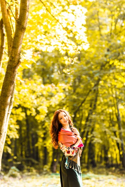 Schöne elegante Frau im Herbst — Stockfoto