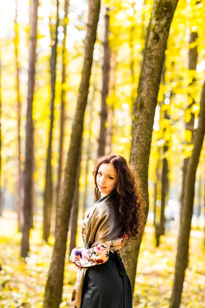 Schöne elegante Frau im Herbst — Stockfoto