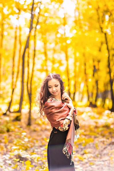 Mooie elegante vrouw in de herfst — Stockfoto