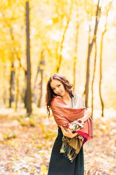 Mooie elegante vrouw in de herfst — Stockfoto