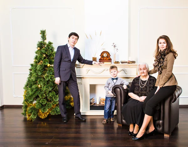 Pojęcie rodziny, wakacje, pokolenie, Boże Narodzenie i ludzie - uśmiechnięta rodzina — Zdjęcie stockowe