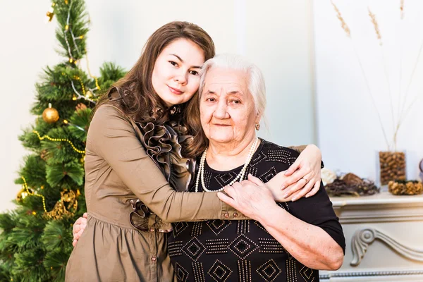 Retrato de la abuela y su hija en Navidad —  Fotos de Stock