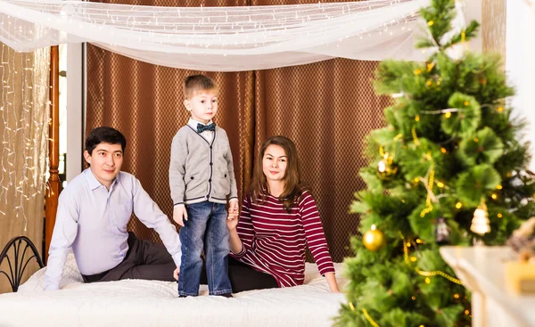 Família, feriados, geração, Natal e conceito de pessoas - família sorridente — Fotografia de Stock