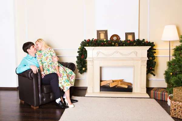 Jovem casal feliz perto da árvore de Natal em casa . — Fotografia de Stock