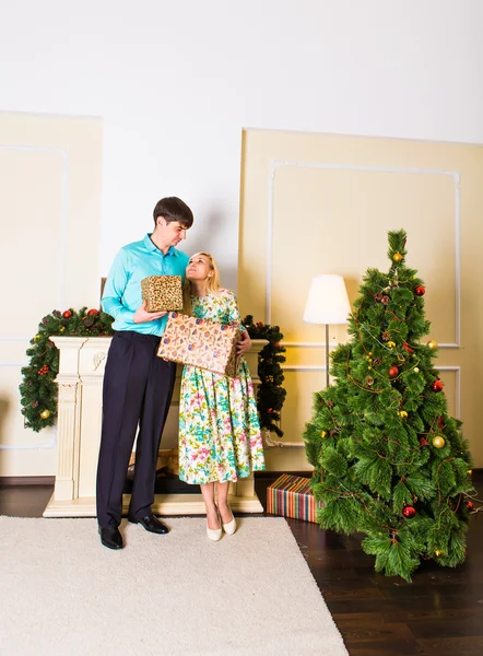 Lyckliga par med jul och nyår gåva hemma. Ler familj — Stockfoto