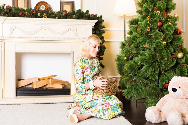 Glückliche junge Frau mit Weihnachtsgeschenkschachtel — Stockfoto