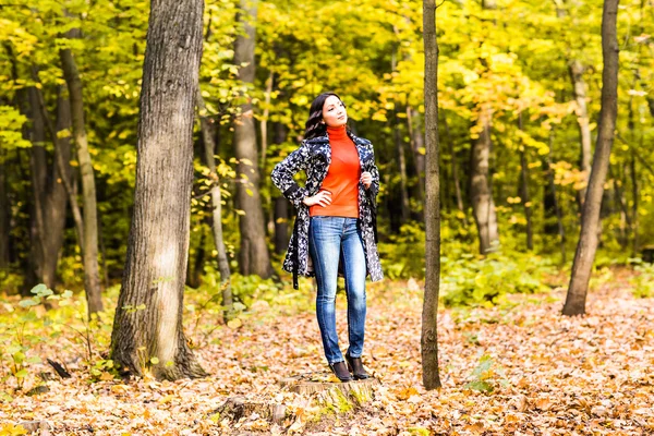 Schöne Frau im Herbstpark — Stockfoto