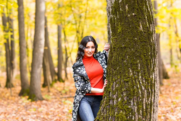 Schöne Frau im Herbstpark — Stockfoto
