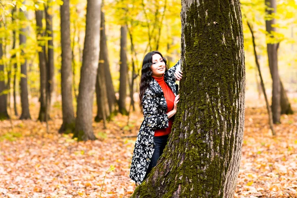 Belle femme dans le parc d'automne — Photo