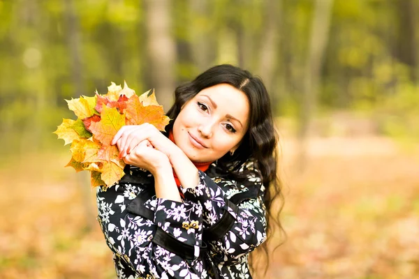 Autunno donna su foglie sfondo — Foto Stock