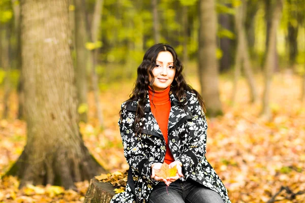 Herbst Frau auf Blättern Hintergrund — Stockfoto