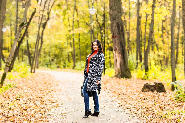 Mulher bonita no parque de outono — Fotografia de Stock