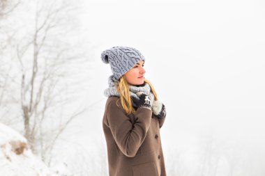 Kışın çekici genç kadın