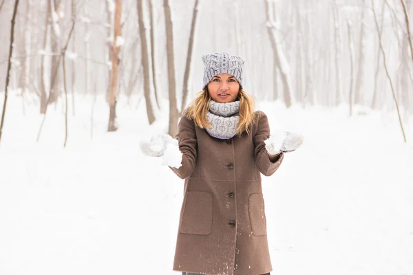 Attrayant jeune femme en hiver — Photo
