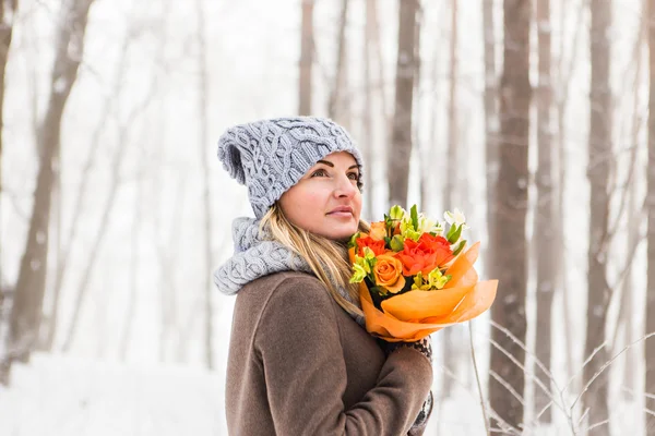 Attrayant jeune femme en hiver — Photo