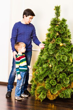 Oğul ve baba evde Noel ağacı süsleme