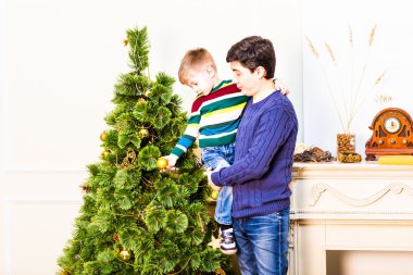 Oğul ve baba evde Noel ağacı süsleme