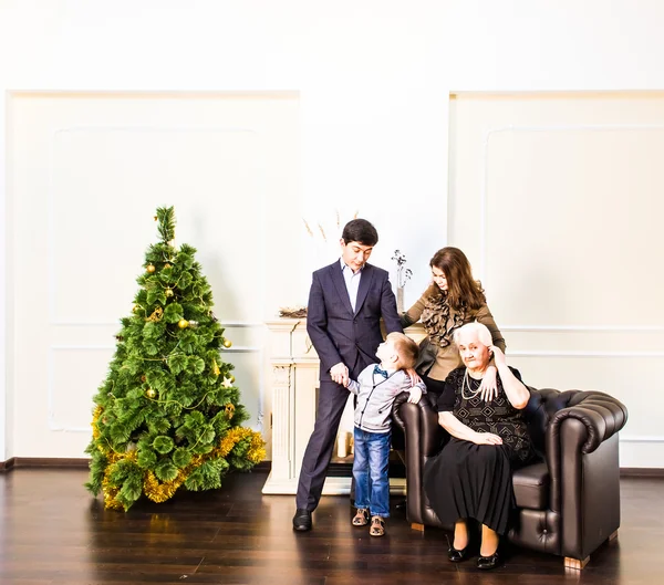 Felicidade, geração, férias, conceito de pessoas - família feliz sentada no sofá. Natal e ano novo — Fotografia de Stock