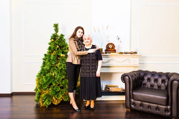 Retrato de madre y abuela en Navidad en la sala de estar —  Fotos de Stock