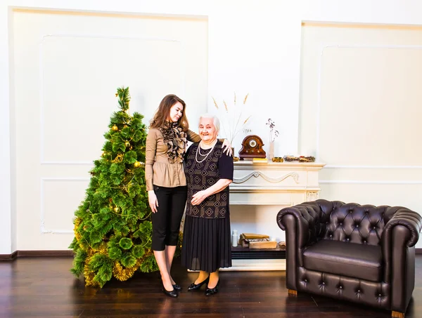 Porträt von Mutter und Großmutter zu Weihnachten im Wohnzimmer — Stockfoto