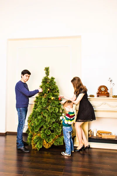Familie versieren van een kerstboom — Stockfoto