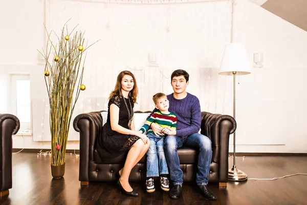 Portrét šťastné rodiny usmívající se doma — Stock fotografie