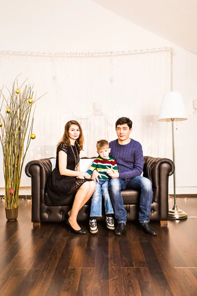 Retrato de uma família feliz sorrindo em casa — Fotografia de Stock