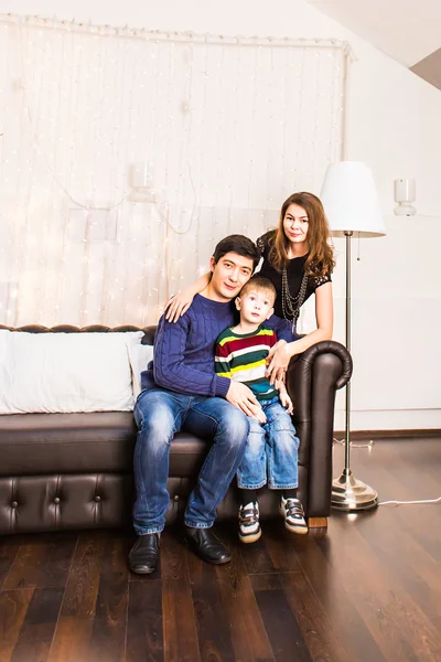 Портрет счастливой семьи, улыбающейся дома — стоковое фото