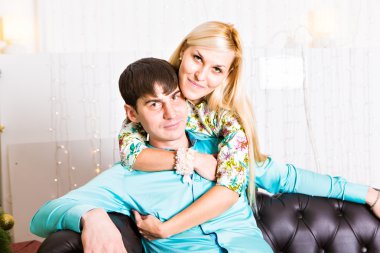 Kanepede birbirine aşık bir çift