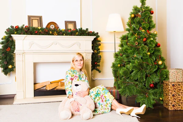 Frau entspannt in der Nähe des Weihnachtsbaums — Stockfoto