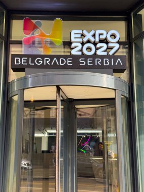 29 Ocak 2026, Belgrad, Sırbistan: Renkli karşılama tabelası, yenilik ve küresel bağlantıyı kutlayarak Dünya Fuarı 2027 'yi tanıttı.