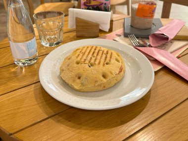 Sıcak kafede ızgara Sırp Lepinja sandviçi servis ediliyor. Günlük brunch, şehir yemekleri ve günlük yemek konsepti.