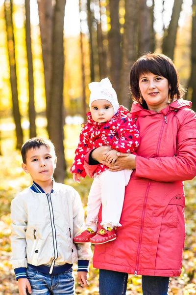 Familie im Herbstpark — Stockfoto