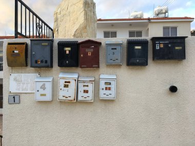 Duvara monte edilmiş posta kutuları. İletişim sistemi, mahalle kimliği ve şehir altyapısı