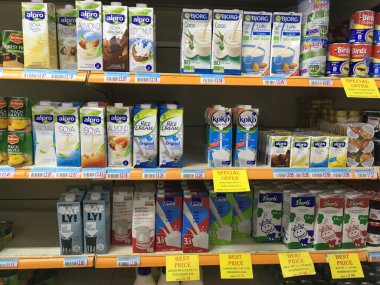 Kıbrıs Rum Kesimi, Paphos - 23 Aralık 2016 - Raflarda süt sergilendi. Tüketici seçimi, bolluk ve modern perakendenin görsel ritmi