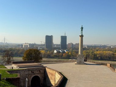 Belgrad, Sırbistan, 31 Ekim 2025: Kalemegdan 'daki zafer heykeli Pobednik, Sırp tarihi ve özgürlüğünün bir simgesi olarak duruyor.