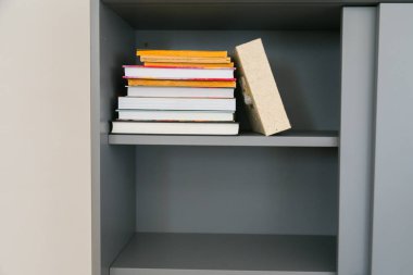 Rafta renkli bir yığın kitap var. Günlük yaşam alanındaki bilgi, merak ve kişisel gelişim