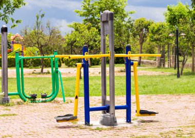 bir parkta fitness ekipmanları