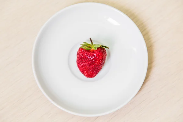 Fraise sur une assiette — Photo