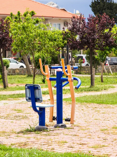 Fitnessapparatuur in een park — Stockfoto