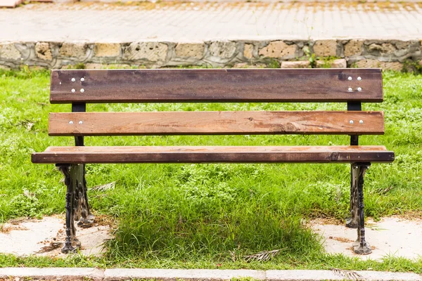 Banco de madeira em um parque — Fotografia de Stock