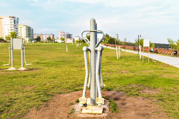 Equipamento de fitness em um parque — Fotografia de Stock