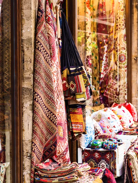 Текстиль на базаре в Стамбуле — стоковое фото