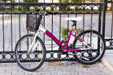 Kırmızı bisiklet bir sepet ile donatılmış