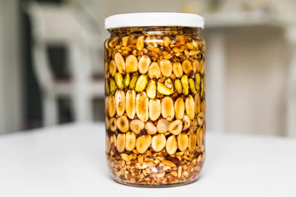 Madu dalam panci dengan kacang — Stok Foto