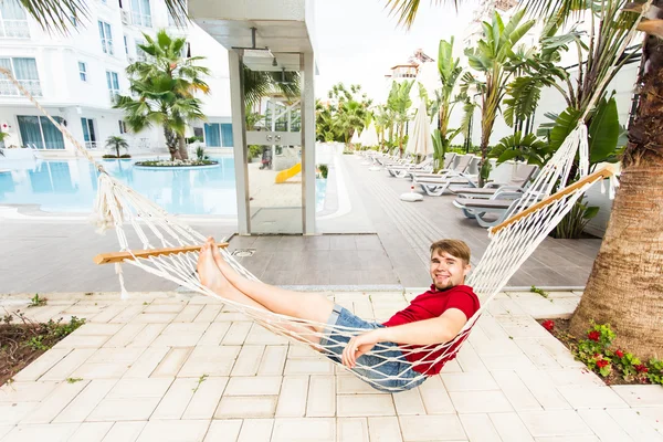 Hombre relajante en hamaca — Foto de Stock